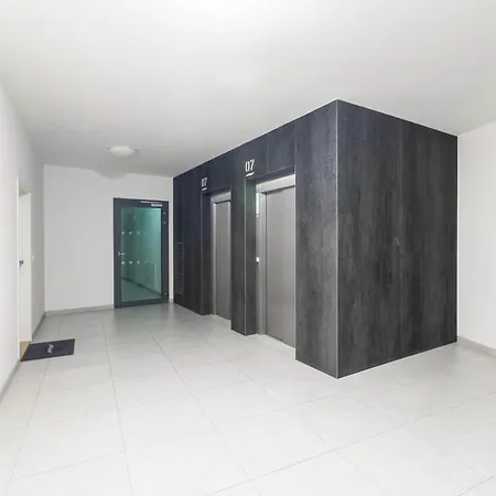 Cozy With Balcony Apartamento Praga
