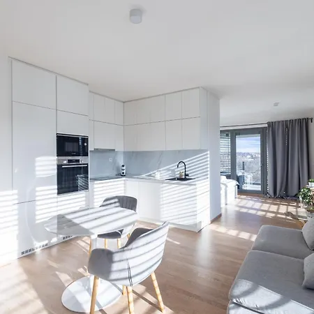 Cozy With Balcony Apartament Praga